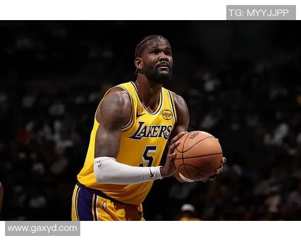 15-14！这便是艾顿的改动，从开拓者精力洁癖变身湖人篮下硬汉