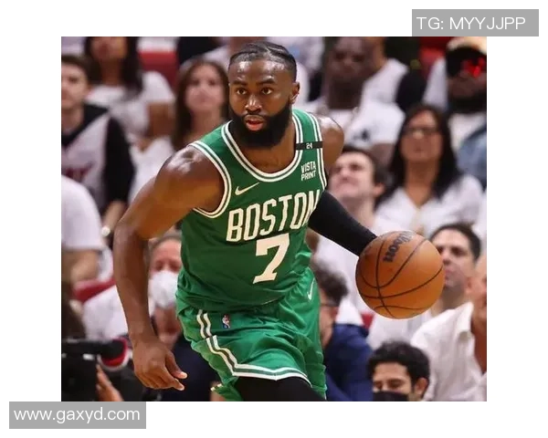 增发粉蹭对手一身,杰伦布朗秃头现实藏不住了,爽性剃光头吧